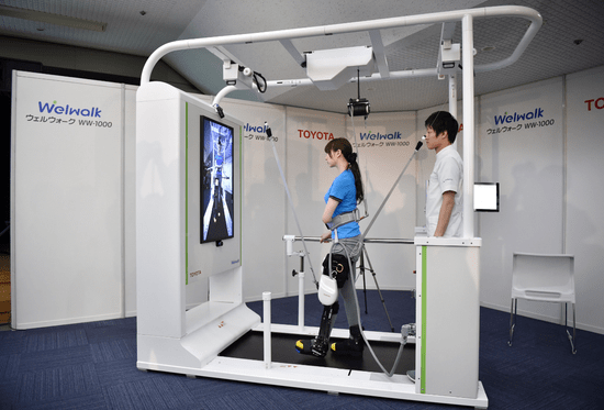 丰田开发新型机器人腿支架 帮助瘫痪病人再次走路